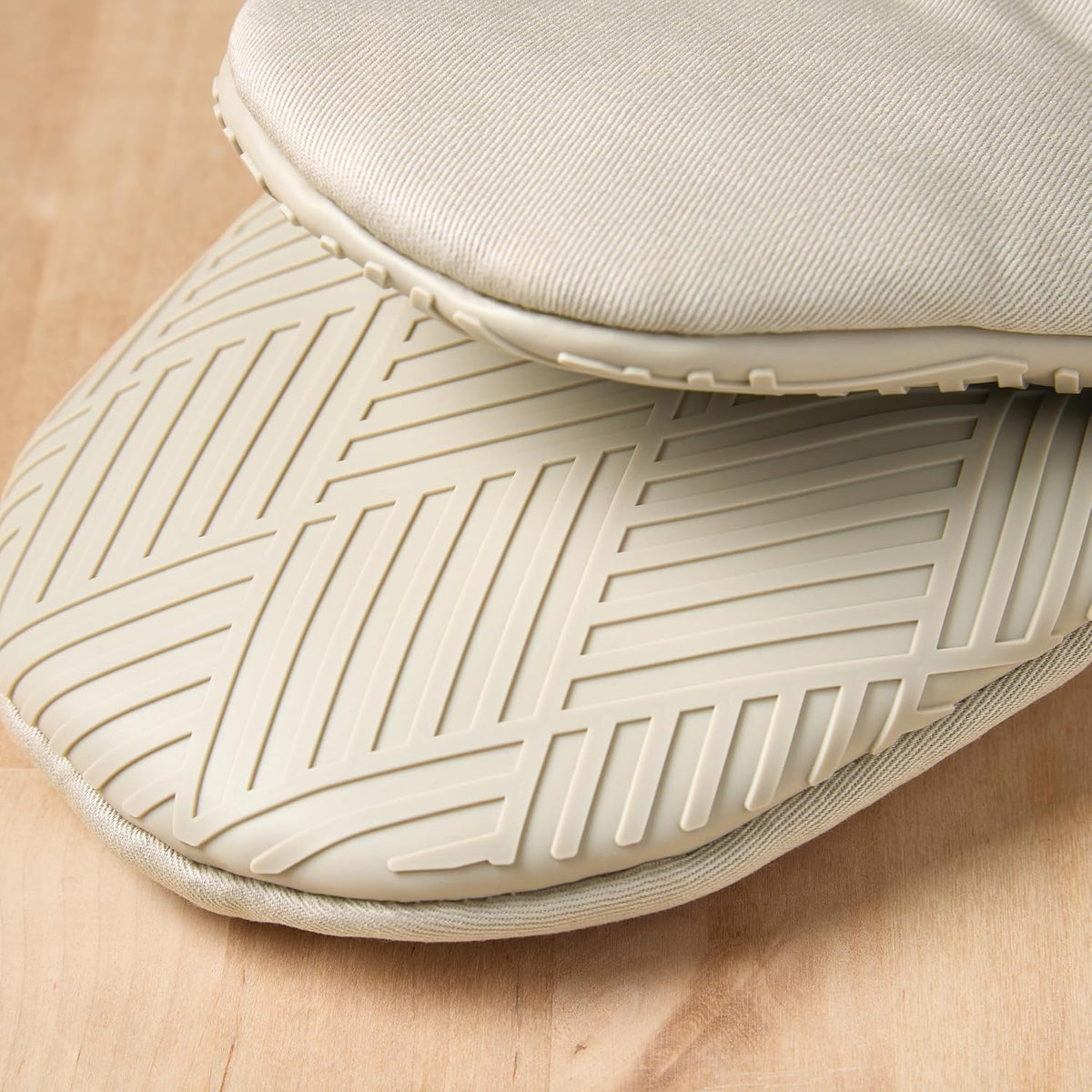 Town & Country Basics Basketweave Soft Silicone Mini Oven Mitt 2-Pack Set, Heat Resistant up to 500F, Flexible Silicone, Non-Slip Grip, Beige, 5.5"x8"